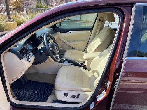 2013 Volkswagen Passat 2.0 TDI SE w/ Sunroof