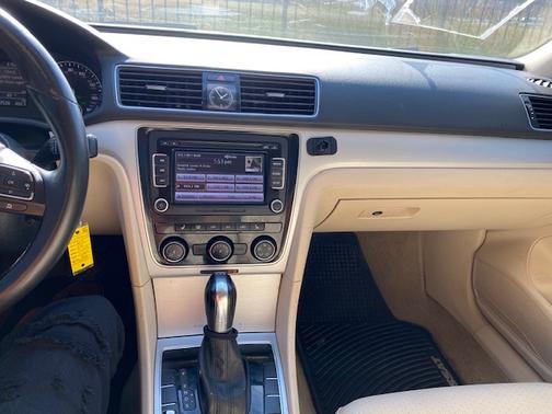 2013 Volkswagen Passat 2.0 TDI SE w/ Sunroof