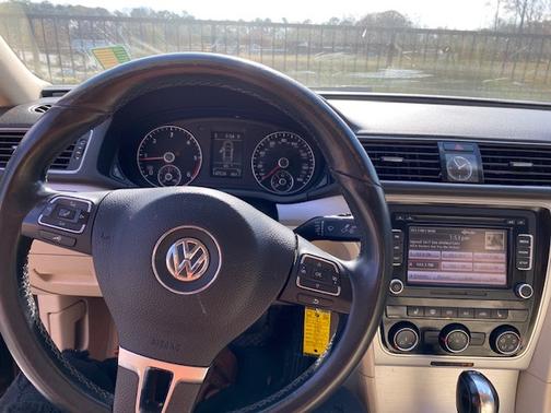 2013 Volkswagen Passat 2.0 TDI SE w/ Sunroof