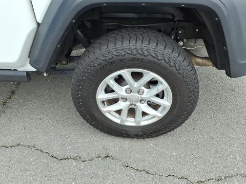 Bright White Clearcoat 2023 Jeep Gladiator Sport S