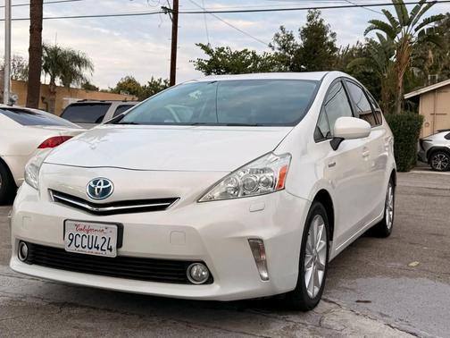 2014 Toyota Prius v Five
