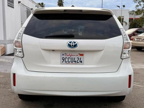 2014 Toyota Prius v Five