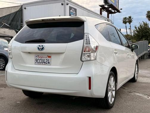 2014 Toyota Prius v Five