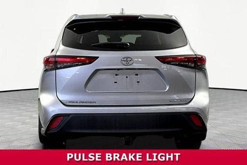 Celestial Silver Metallic 2021 Toyota Highlander XLE