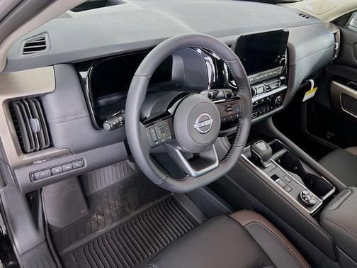2025 Nissan Pathfinder Platinum 4WD