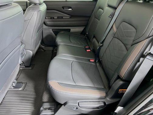 2025 Nissan Pathfinder Platinum 4WD