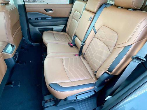 2025 Nissan Pathfinder Platinum 4WD