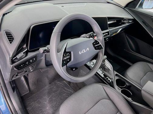 2025 Kia Niro SX