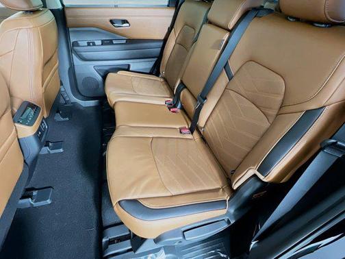 2025 Nissan Pathfinder Platinum 4WD