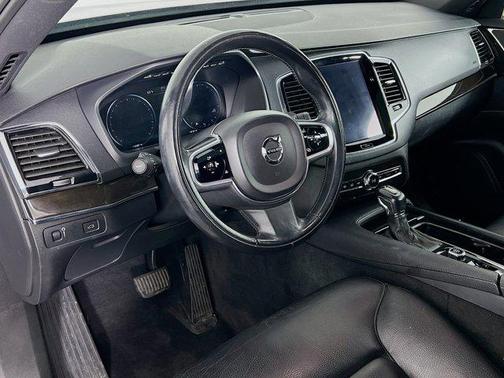 2018 Volvo XC90 T6 Momentum