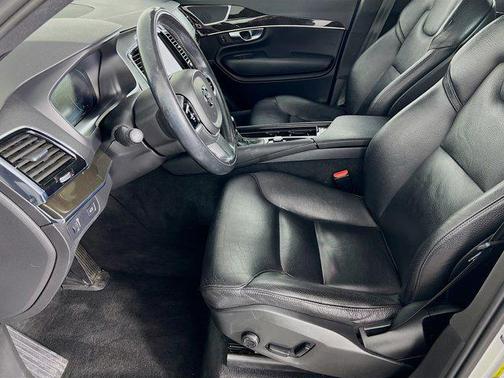 2018 Volvo XC90 T6 Momentum