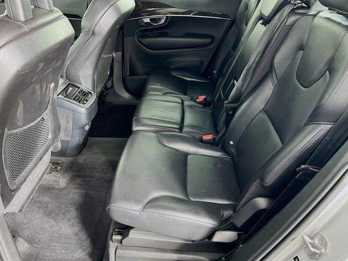 2018 Volvo XC90 T6 Momentum