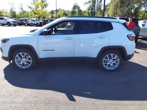 2024 Jeep Compass Latitude Lux