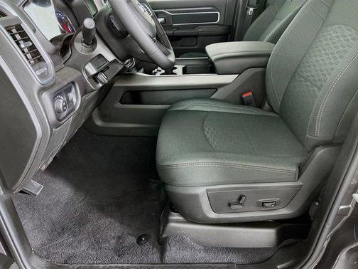 2025 RAM 2500 Big Horn Crew Cab 4x4 8' Box