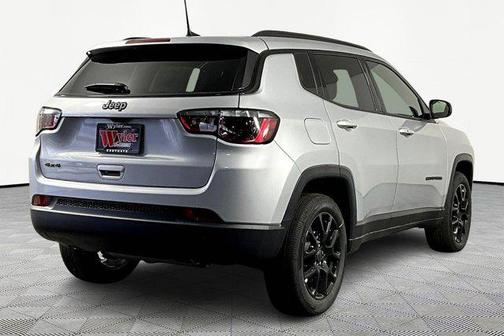 Silver Zynith Metallic Clearcoat 2026 Jeep Compass Latitude