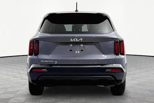 Everlasting Silver 2023 Kia Sorento LX