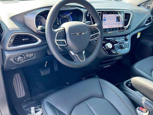 Bright White Clearcoat 2026 Chrysler Pacifica L