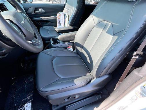 Bright White Clearcoat 2026 Chrysler Pacifica L