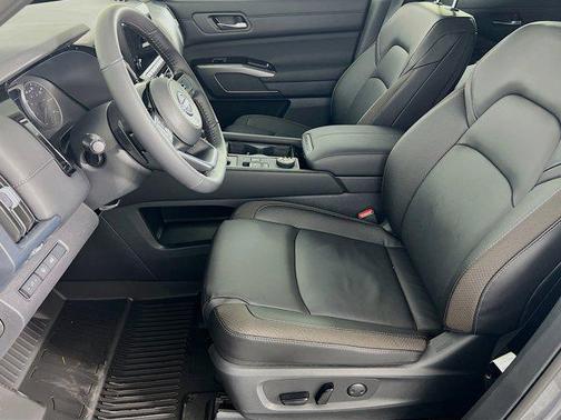 2025 Nissan Pathfinder SL 4WD