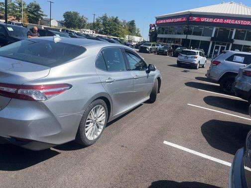 2020 Toyota Camry Hybrid XLE