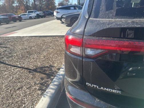 2023 Mitsubishi Outlander SE