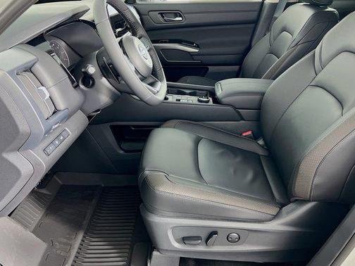 2025 Nissan Pathfinder SL 4WD