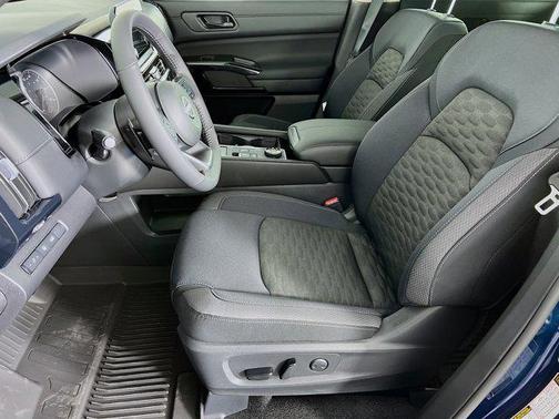 2025 Nissan Pathfinder SV 4WD