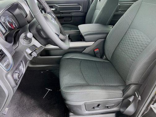 2025 RAM 2500 Big Horn Crew Cab 4x4 8' Box