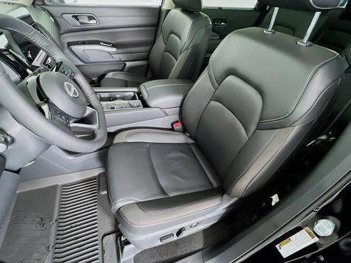 2025 Nissan Pathfinder SL 4WD