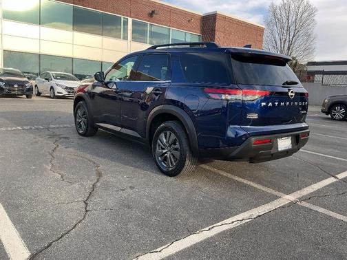 2024 Nissan Pathfinder SV