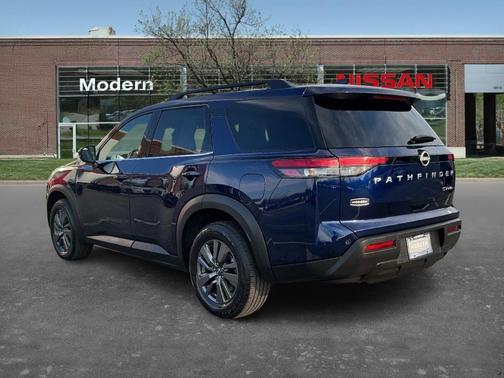 2024 Nissan Pathfinder SV