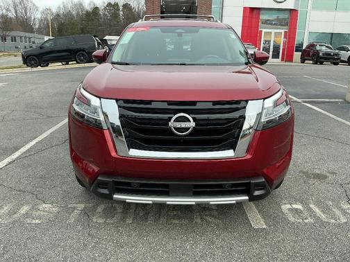2024 Nissan Pathfinder SL