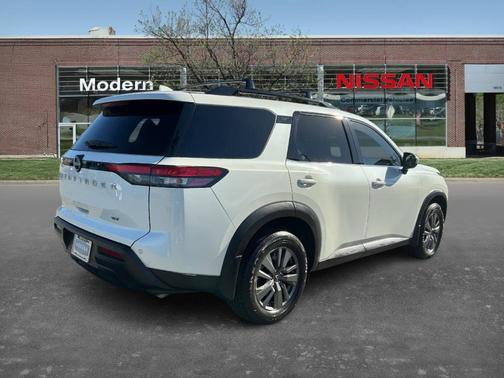 2022 Nissan Pathfinder SV