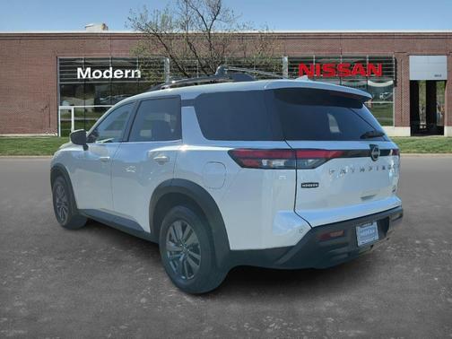 2022 Nissan Pathfinder SV