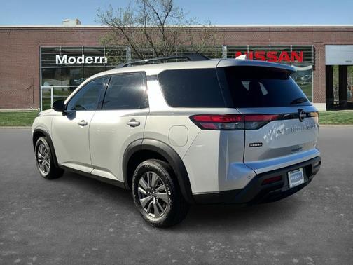 2024 Nissan Pathfinder SV