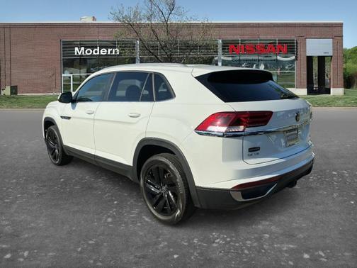 Pure White 2022 Volkswagen Atlas Cross Sport 3.6L V6 SE w/Technology