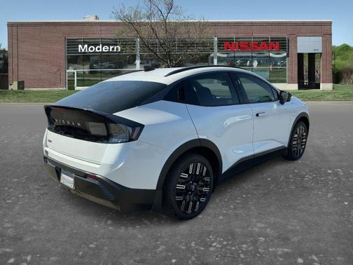 Everest White P 2026 Nissan Leaf PLATINUM+