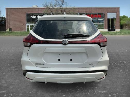 White 2023 Nissan Kicks SV