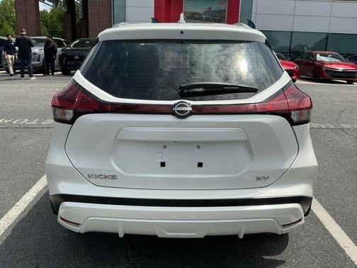 White 2023 Nissan Kicks SV