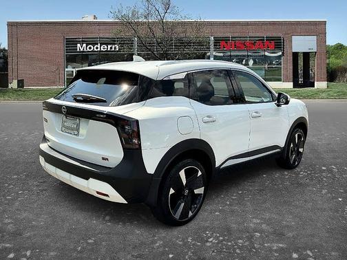 Aspen White Tri 2025 Nissan Kicks SR