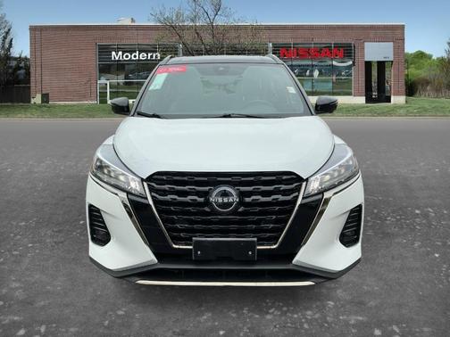 Aspen White / Super Black 2023 Nissan Kicks SR
