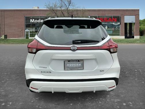 Aspen White / Super Black 2023 Nissan Kicks SR