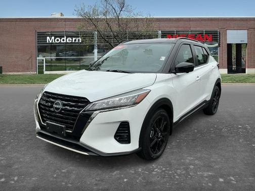Aspen White / Super Black 2023 Nissan Kicks SR