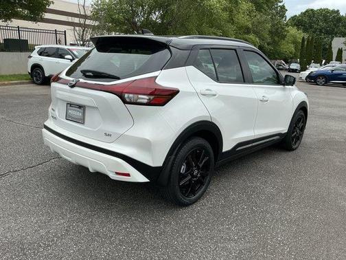 Aspen White / Super Black 2023 Nissan Kicks SR