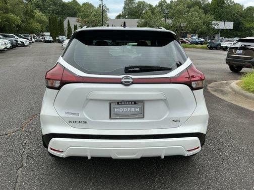 Aspen White / Super Black 2023 Nissan Kicks SR