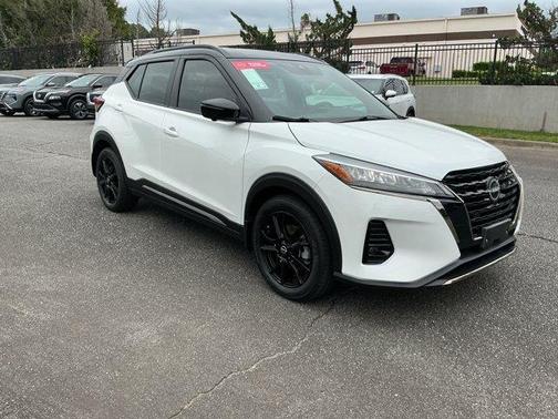 Aspen White / Super Black 2023 Nissan Kicks SR