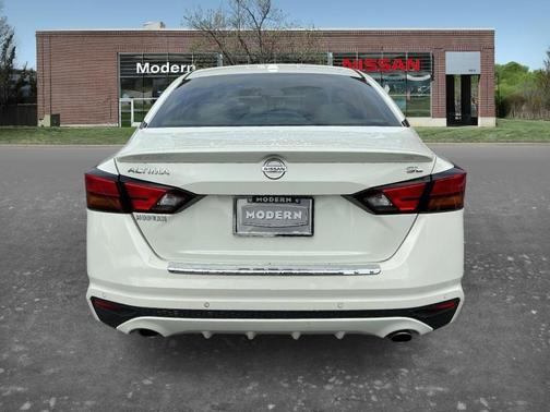White 2022 Nissan Altima 2.5 SL