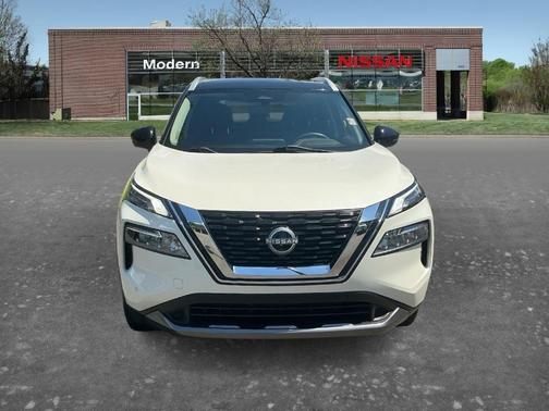 2 Tone White / Black Roof 2023 Nissan Rogue SL