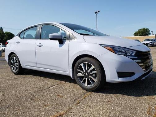 Gray Sky Pearl 2025 Nissan Versa 1.6 SV