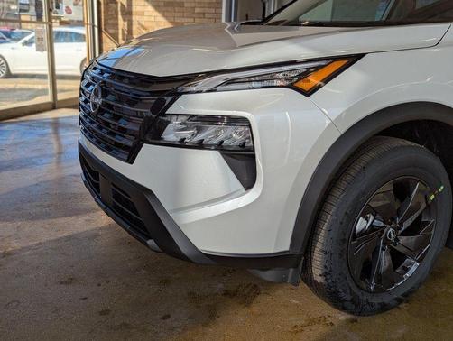 Everest White Pearl Tricoat 2026 Nissan Rogue SV